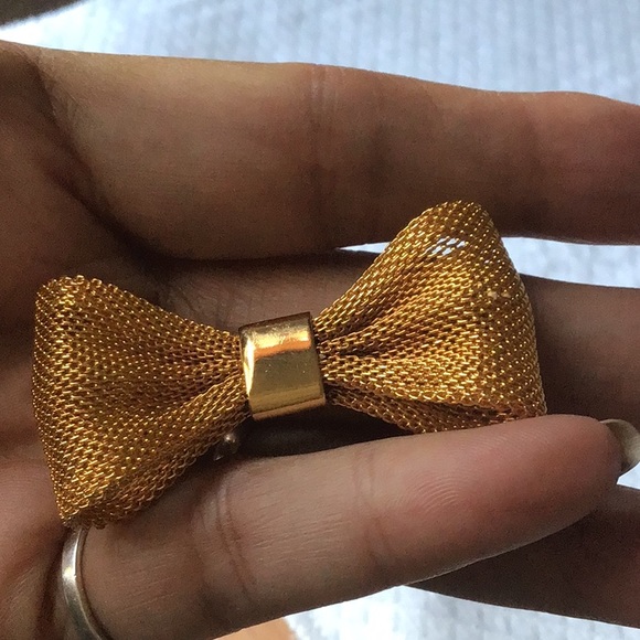 Gold mesh Brooch- perfectly timed to adorn your lapel or hat.1.5” - Picture 1 of 6